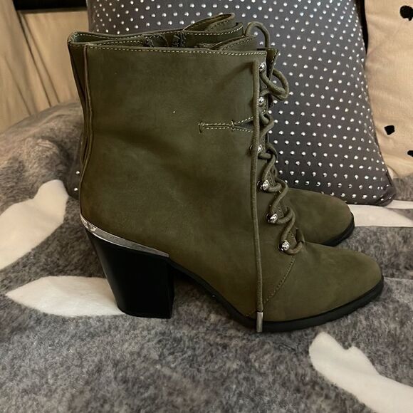 Aimee Kestenberg Danielle suede olive green & silver Lace-up Boots w/lug sole 7 - Picture 1 of 11